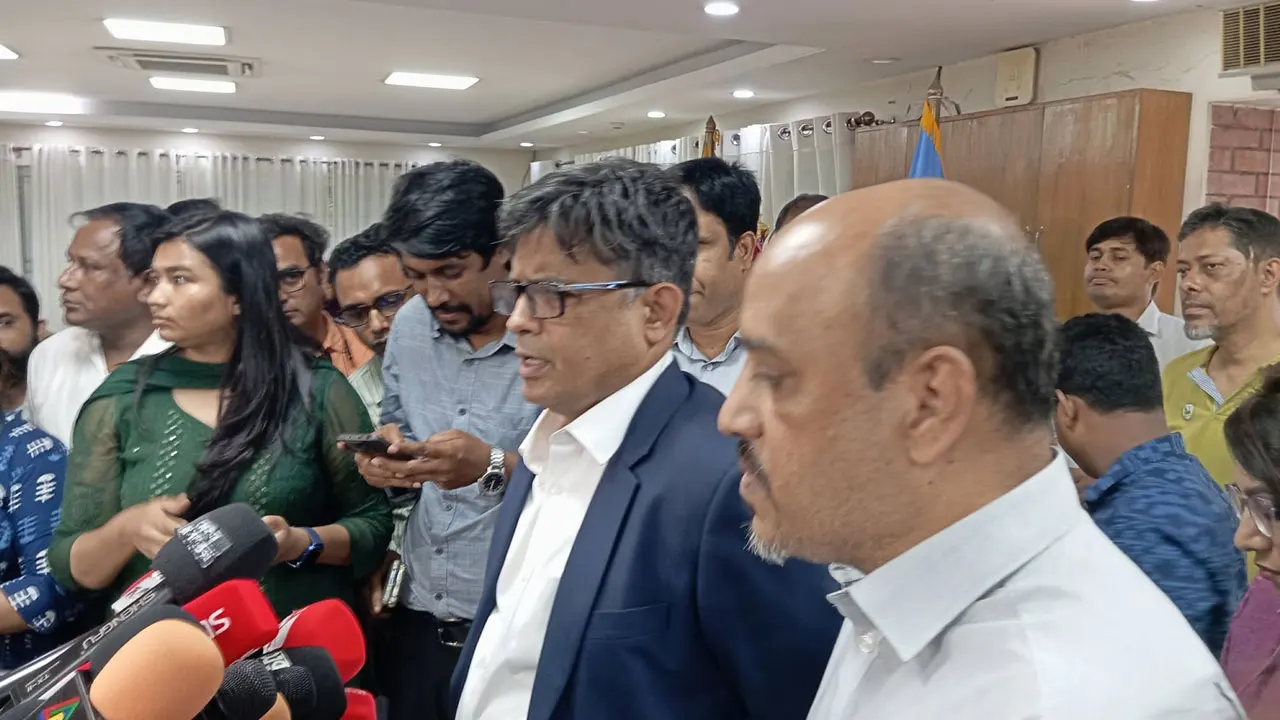 বক্তব্য রাখছেন প্রধান উপদেষ্টার প্রেস সচিব শফিকুল আলম। ছবি : সংগৃহীত