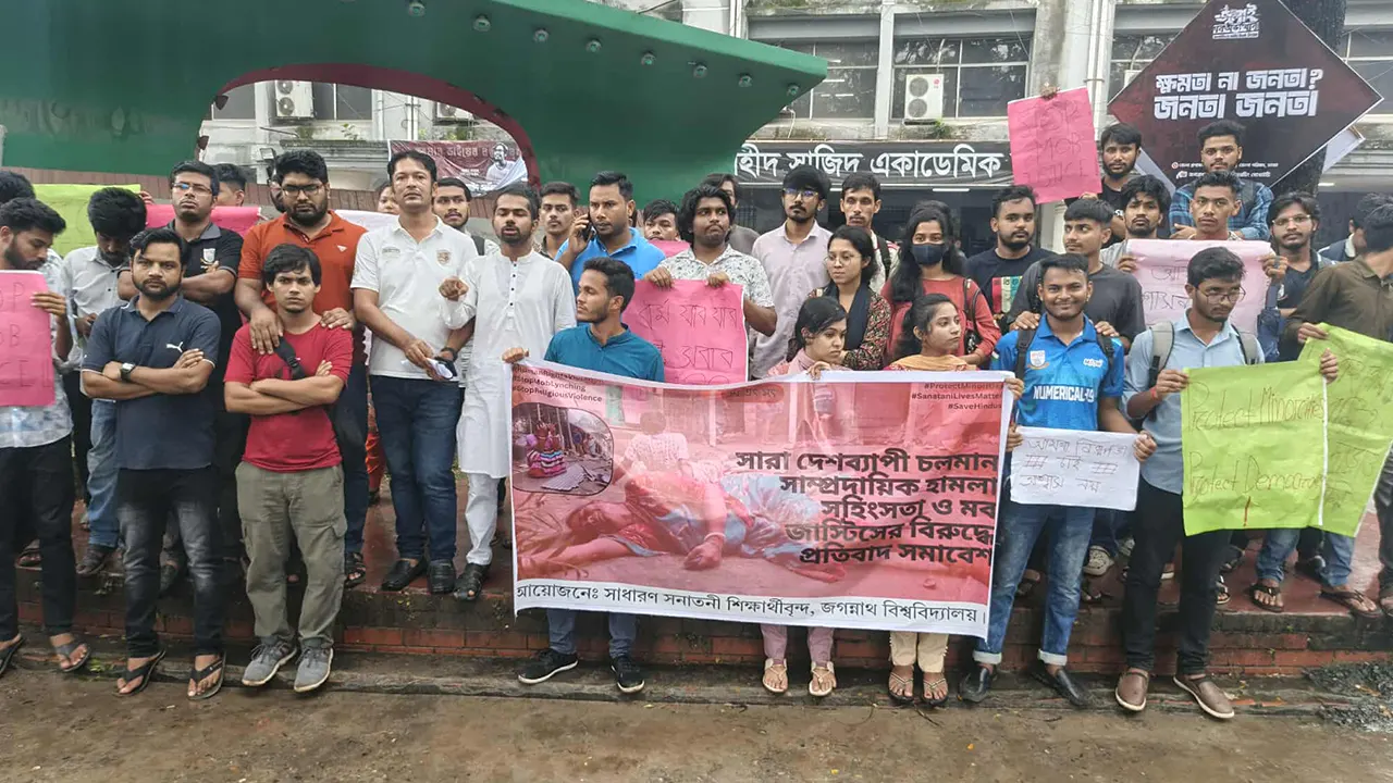 ‎সারা দেশে চলমান সাম্প্রদায়িক হামলা ও মব জাস্টিসের বিরুদ্ধে প্রতিবাদ সমাবেশ ও বিক্ষোভ মিছিল করেছে জবি শিক্ষার্থীরা। ছবি : কালবেলা