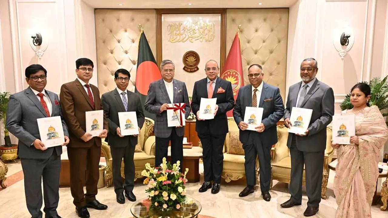 রাষ্ট্রপতির কাছে বার্ষিক প্রতিবেদন পেশ করছেন জাজেস কমিটির সদস্যরা। ছবি : সংগৃহীত