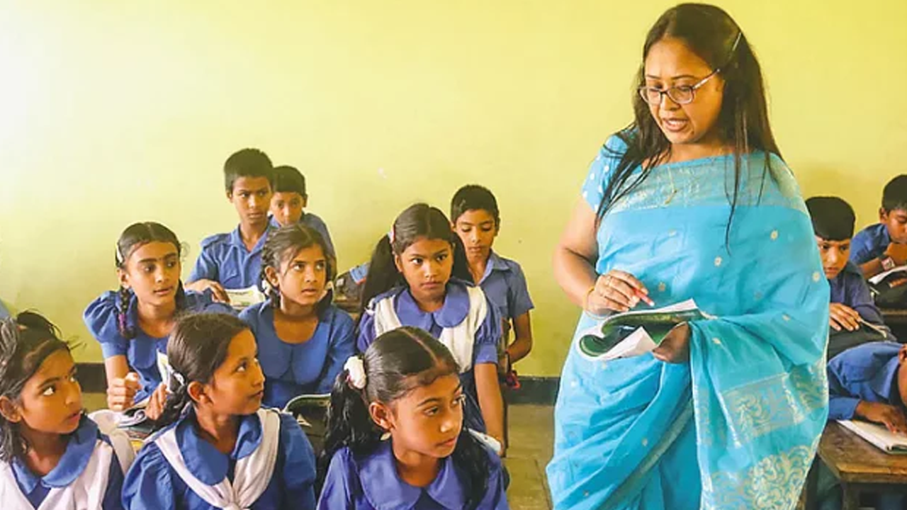 ক্লাস নিচ্ছেন এক শিক্ষক। ছবি : সংগৃহীত