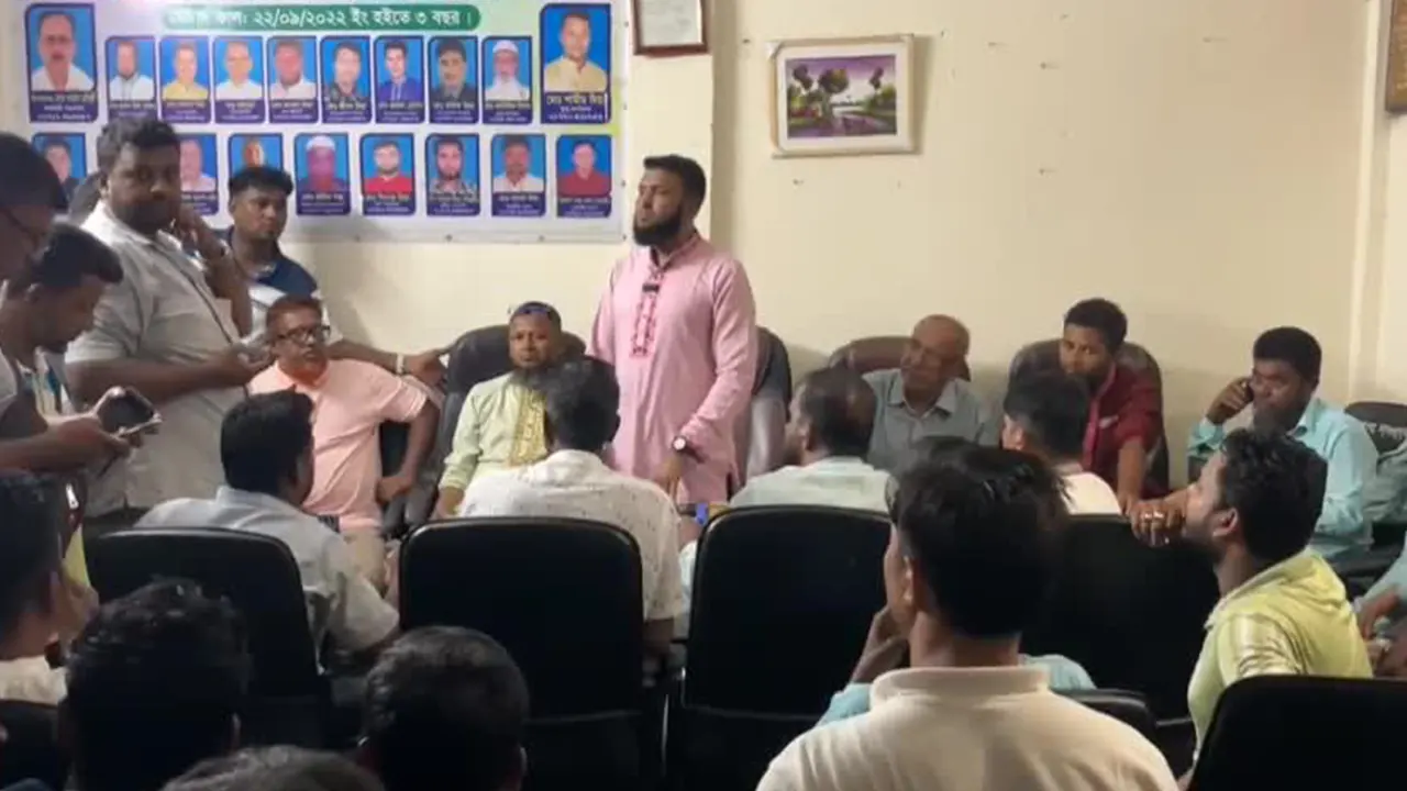 সিএনজিচালিত অটোরিকশা মালিক সমিতির কার্যালয়ে অনুষ্ঠিত সংবাদ সম্মেলনে উপস্থিত অটোরিকশার মালিক-শ্রমিকরা। ছবি : কালবেলা