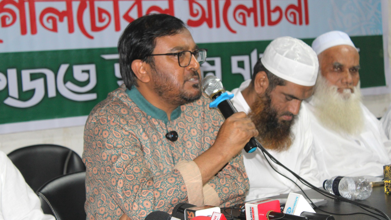 গোলটেবিল বৈঠকে বক্তব্যকালে মজিবুর রহমান মঞ্জু। ছবি : সংগৃহীত