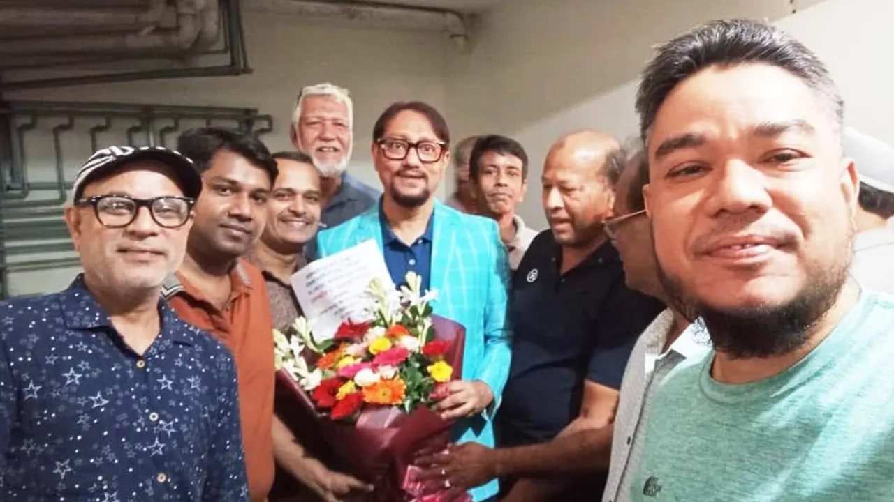 চসিক মেয়র ডা. শাহাদাত হোসেনের সঙ্গে মতবিনিময় করেন কল্লোল সুপার মার্কেটের ব্যবসায়ীরা। ছবি : কালবেলা