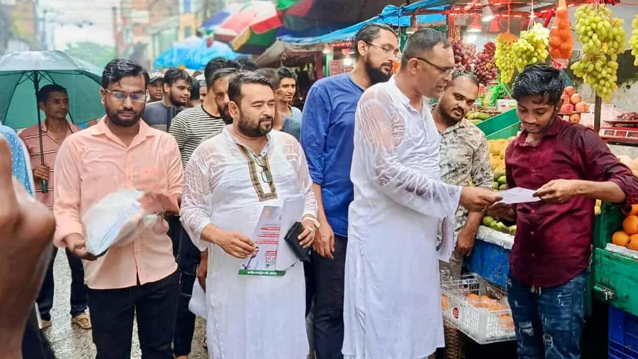 যশোরে গণসংযোগ ও লিফলেট বিতরণ করেন মো. নিজামদ্দিন অমিত। ছবি : কালবেলা