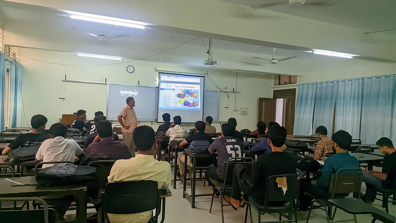পাঁচ মাসেরও বেশি সময় বন্ধ থাকার পর কুয়েট শিক্ষার্থীরা অবশেষে ক্লাসে ফিরেছেন। ছবি : কালবেলা