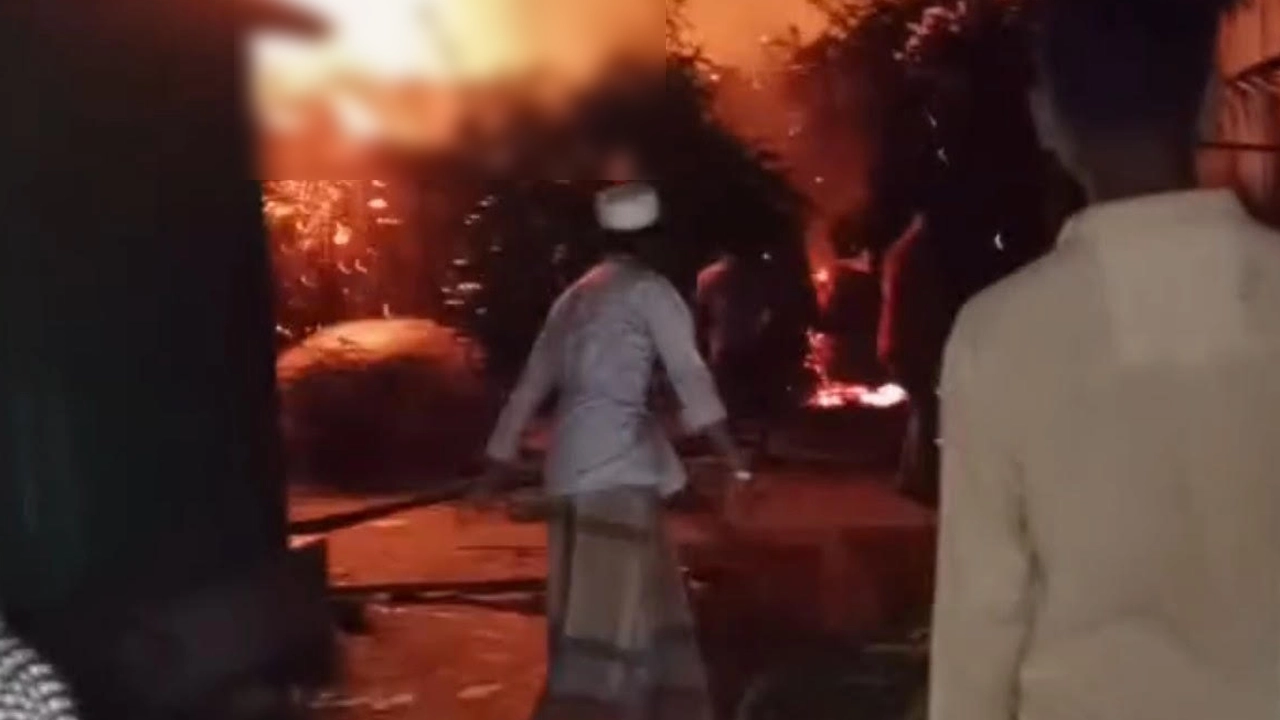 গোয়ালঘরে লাগা আগুনে পুড়ে মারা গেছেন এক বৃদ্ধা। ছবি : কালবেলা