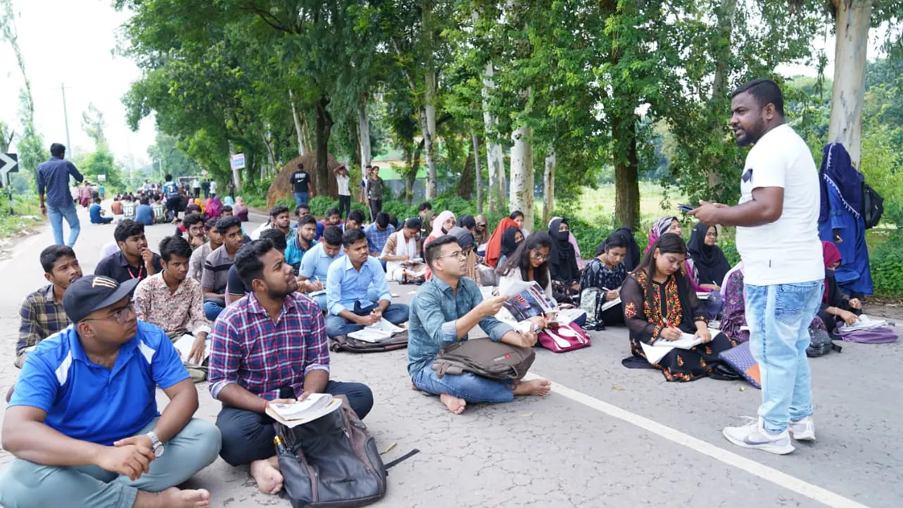মহাসড়ক অবরোধ প্রতীকী ক্লাসে রবীন্দ্র বিশ্ববিদ্যালয়ের শিক্ষার্থীরা। ছবি : কালবেলা
