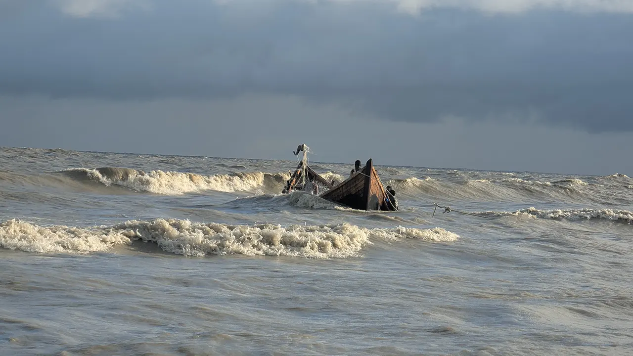 বঙ্গোপসাগরে মাছ ধরার ট্রলারডুবি। ছবি : কালবেলা