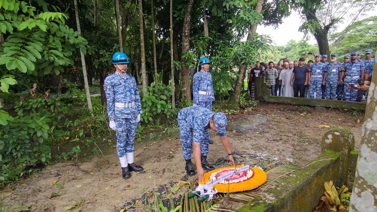 নিহত সায়ান ইউসুফের কবরে ফুল দিয়ে শ্রদ্ধা নিবেদন করেন বিমানবাহিনীর সদস্যরা। ছবি : কালবেলা