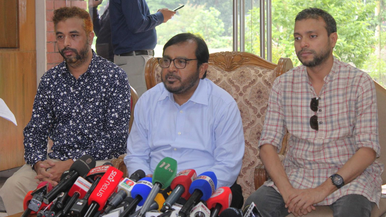 সংবাদ সম্মেলনে মজিবুর রহমান মঞ্জু। ছবি : সংগৃহীত