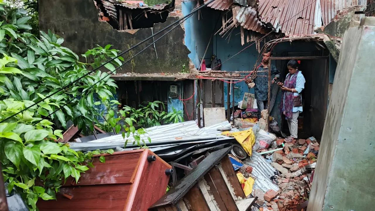 চট্টগ্রামের মুরাদপুরে এক সংখ্যালঘু পরিবারের জায়গা দখল করে ভাঙচুরের অভিযোগ। ছবি : কালবেলা