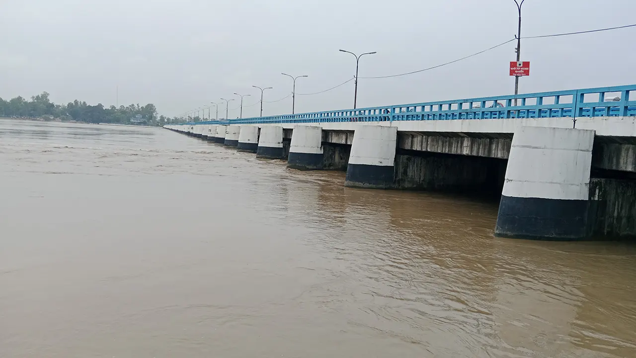 লালমনিরহাটের হাতীবান্ধা উপজেলায় অবস্থিত দেশের সর্ববৃহৎ সেচ প্রকল্প তিস্তা ব্যারাজ পয়েন্টে বিপৎসীমার ৫ সেন্টিমিটার ওপর দিয়ে পানি প্রবাহিত হচ্ছে। ছবি : কালবেলা