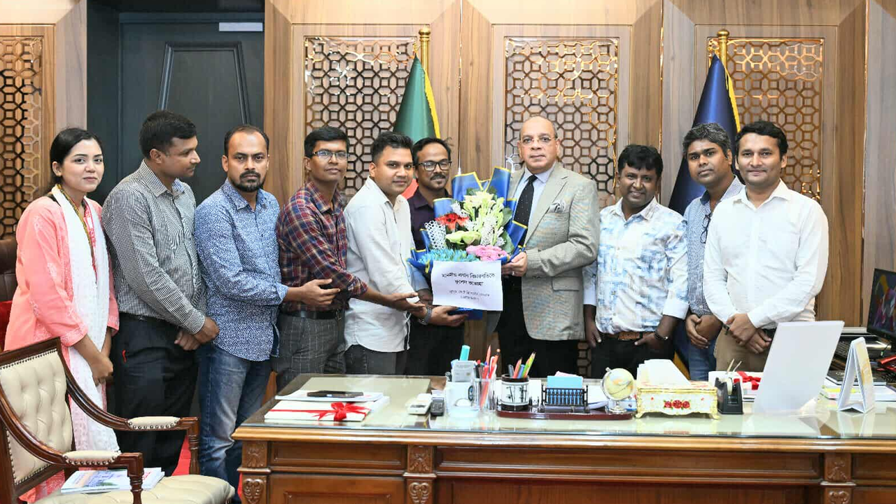 সুপ্রিম কোর্ট রিপোর্টার্স ফোরামের কমিটির সদস্যরা প্রধান বিচারপতিকে ফুলেল শুভেচ্ছা জানানোর সময়। ছবি : কালবেলা