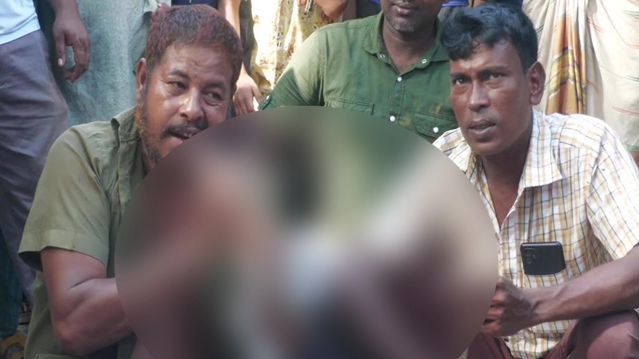 গোখরা সাপ খাচ্ছেন সাপুড়ে মোজাহার। ছবি : সংগৃহীত