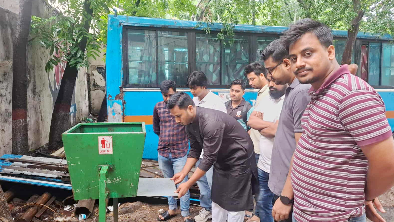 জগন্নাথ বিশ্ববিদ্যালয়ের ডাস্টবিনগুলো পরিষ্কার এবং সংস্কার করেছেন শাখা ছাত্রদলের যুগ্ম-আহ্বায়ক মো. শাহরিয়ার হোসেন। ছবি : কালবেলা