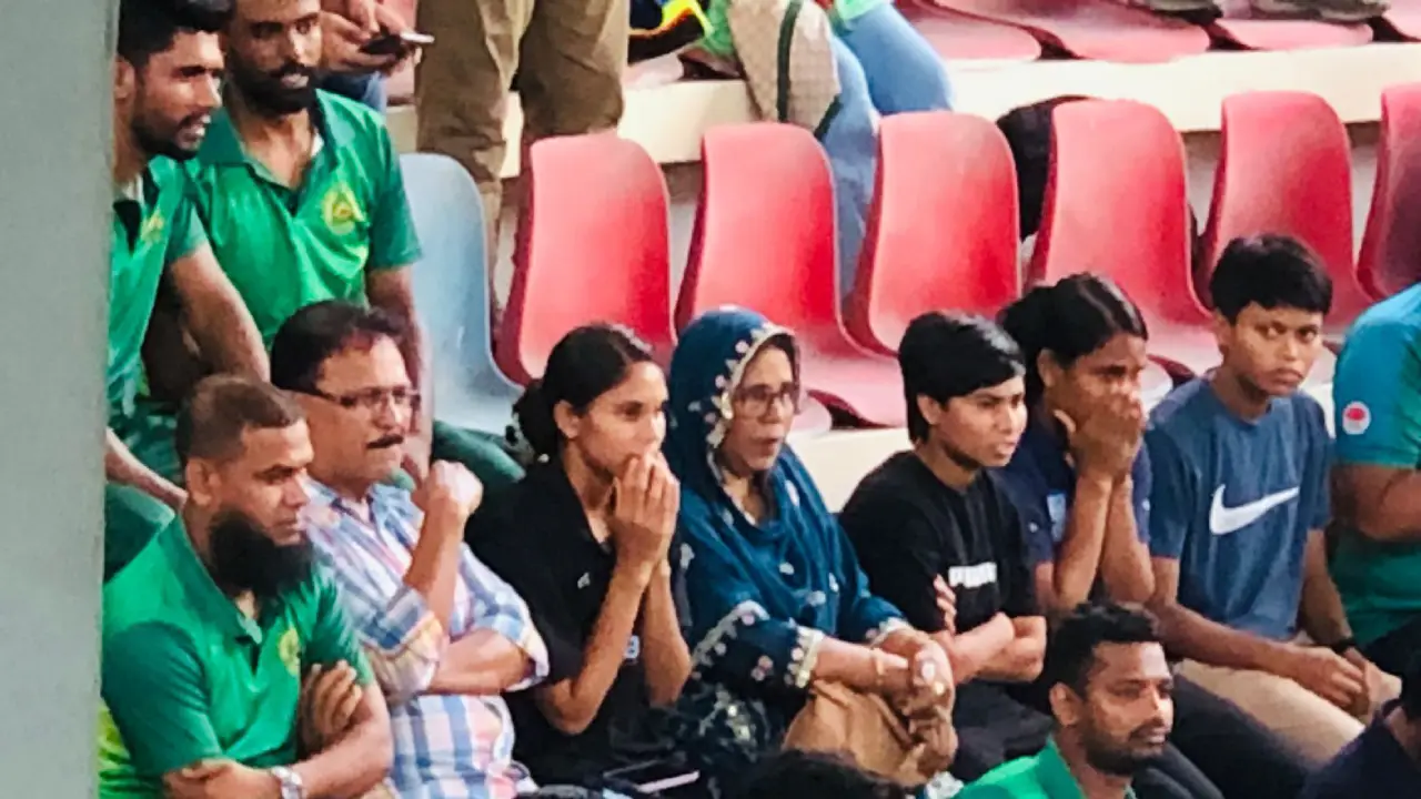গ্যালারিতে বসে বোনের হার দেখেছেন আফিদা। ছবি : সংগৃহীত