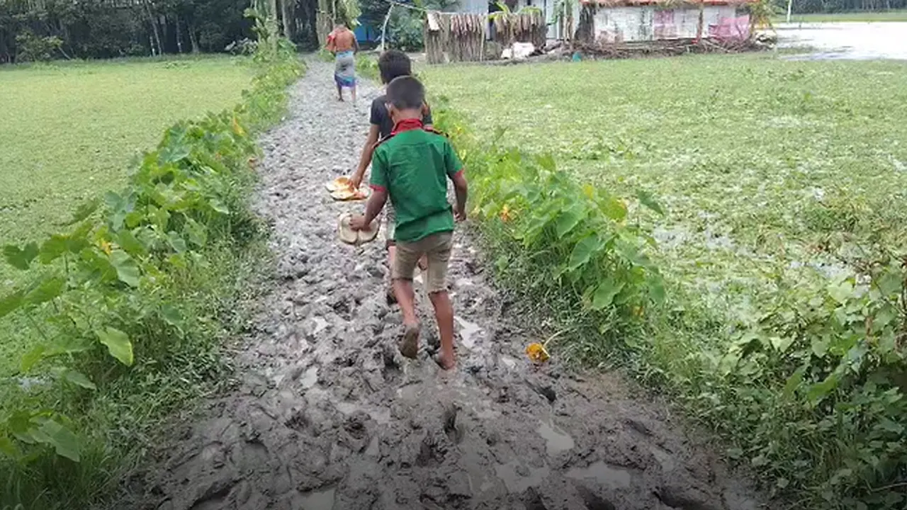 রাস্তাটির বিভিন্ন স্থান ভেঙে সরু হয়ে গেছে, কোথাও কোথাও রাস্তা মাটির সঙ্গে মিশে গেছে। ছবি : সংগৃহীত