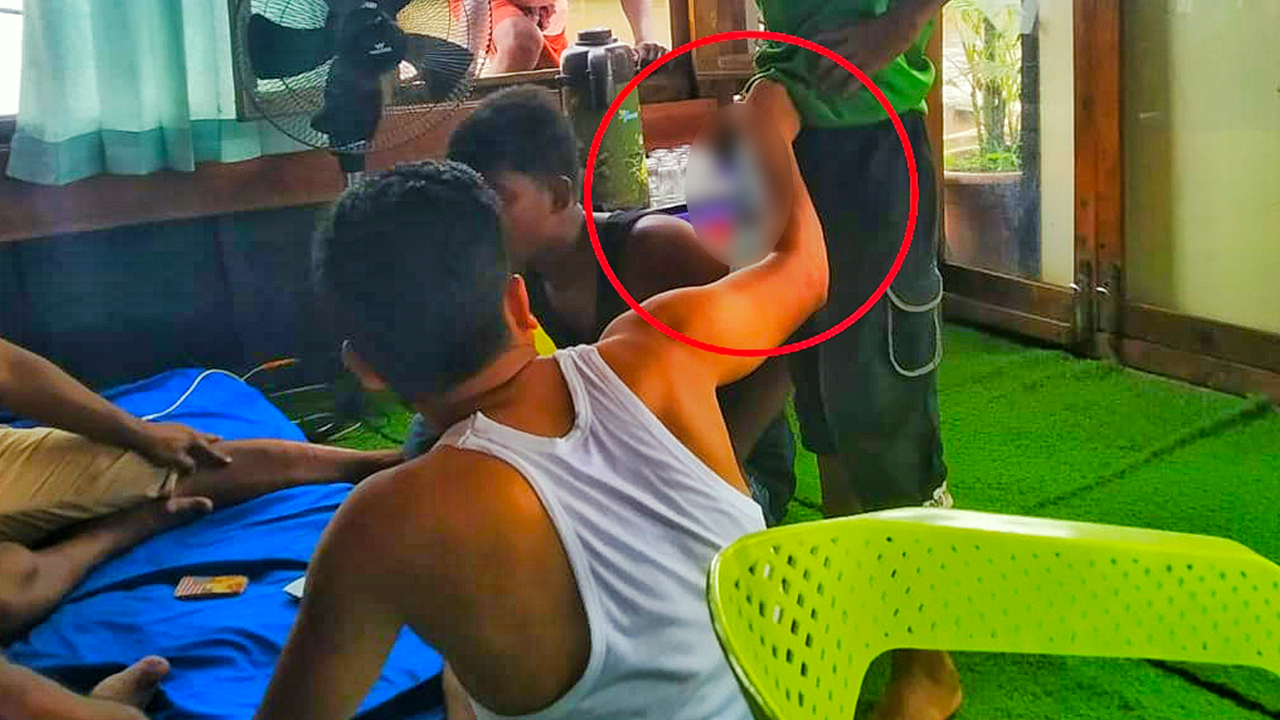 হাউসবোটে মদ বিক্রি করতে আসে শিশুরা। ছবি : সংগৃহীত