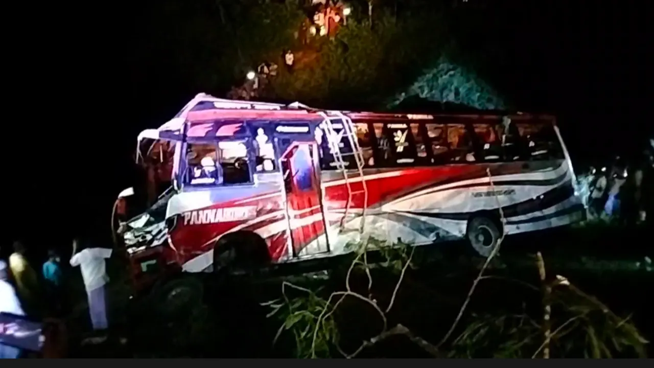 তামাবিল সড়ক থেকে উল্টে যাওয়া বাস। ছবি : কালবেলা