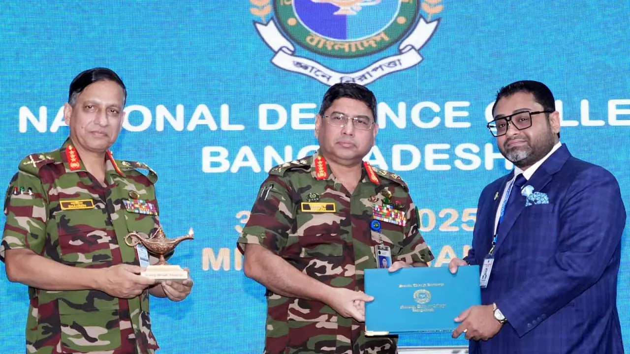 ক্যাপস্টোন কোর্স ২০২৫/২ সফলভাবে সম্পন্ন করেছেন দেশের বিশিষ্ট শিল্প উদ্যোক্তা তানভীর আহমেদ। ছবি : সংগৃহীত