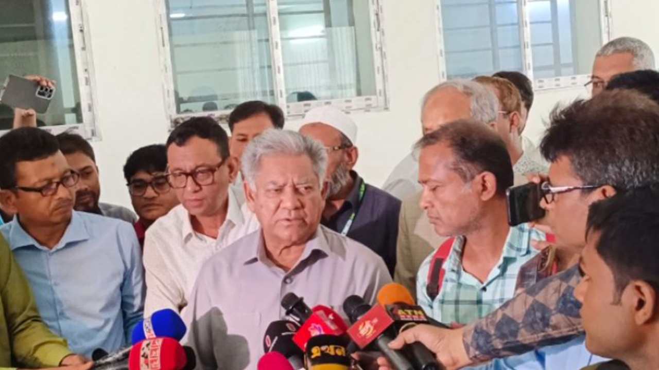 সাংবাদিকদের সঙ্গে আলাপকালে শ্রম ও কর্মসংস্থান উপদেষ্টা ব্রিগেডিয়ার জেনারেল (অব.) এম সাখাওয়াত হোসেন। ছবি : কালবেলা
