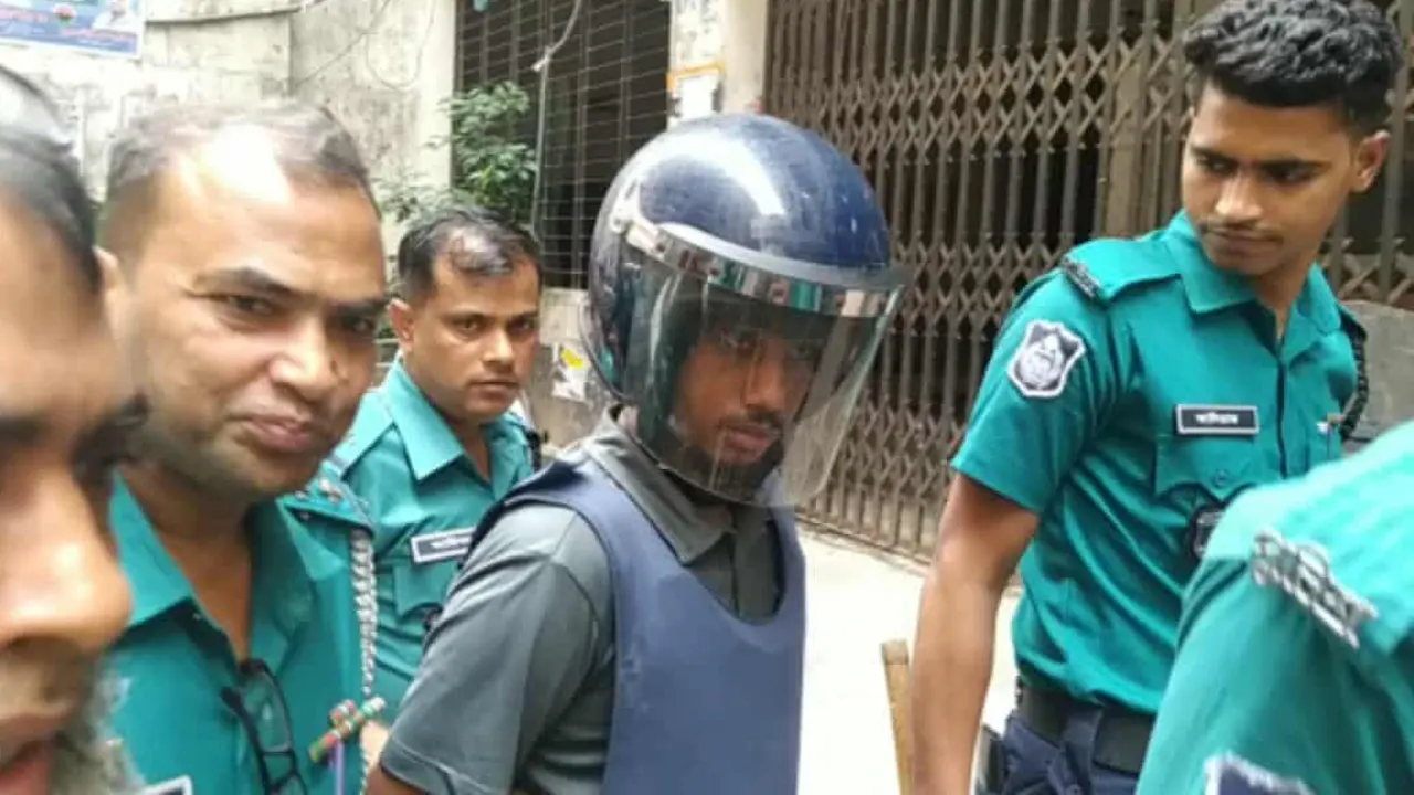 আদালতে গণতান্ত্রিক ছাত্রসংসদের বহিষ্কৃত কেন্দ্রীয় যুগ্ম আহ্বায়ক জানে আলম অপু। ছবি : কালবেলা