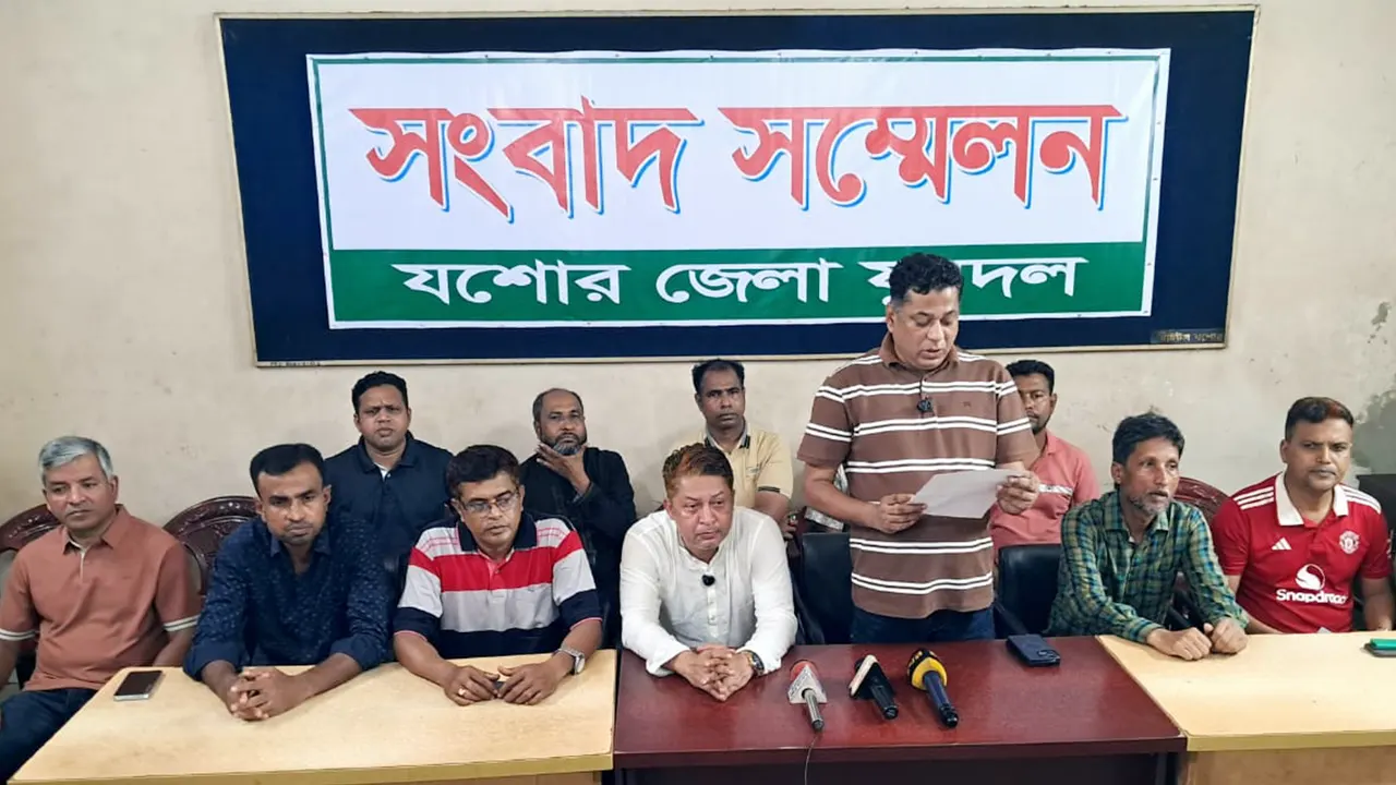 যশোর প্রেস ক্লাবে সংবাদ সম্মেলন করে জেলা যুবদলের নেতারা। ছবি : কালবেলা