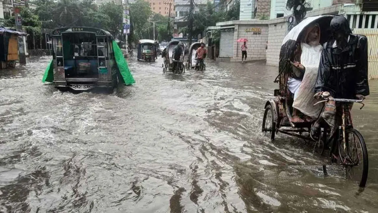 ভারি বৃষ্টিতে রাস্তা তলিয়ে গেছে। ছবি : সংগৃহীত