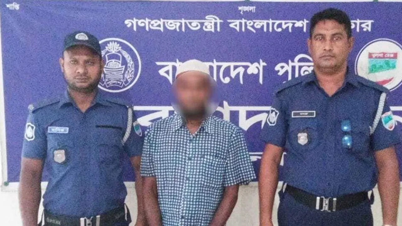 গৃহবধূকে ধর্ষণের অভিযোগে মো. গোলাম রসুলকে গ্রেপ্তার করে পুলিশ। ছবি : কালবেলা