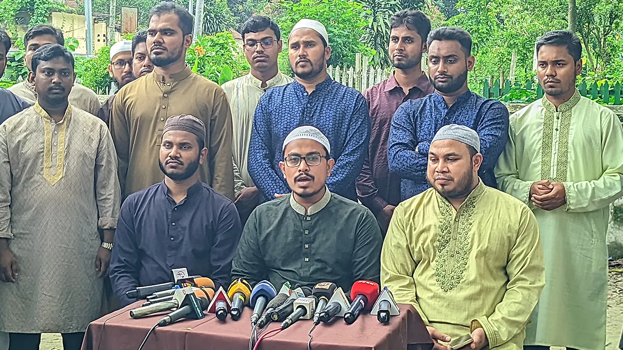 জুলাই আন্দোলনের শহীদ আব্দুল্লাহ আল তাহির ও মুসলিম উদ্দিন মিলনের কবর জিয়ারত শেষে সাংবাদিকদের সঙ্গে কথা বলছেন সাদিক কায়েম। ছবি : কালবেলা