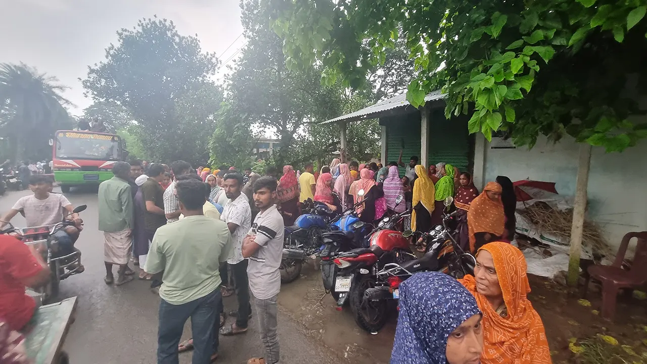 বিদ্যুৎস্পর্শে মা-ছেলের মৃত্যুর ঘটনায় ঘটনাস্থলে প্রতিবেশীদের ভিড়। ছবি : কালবেলা
