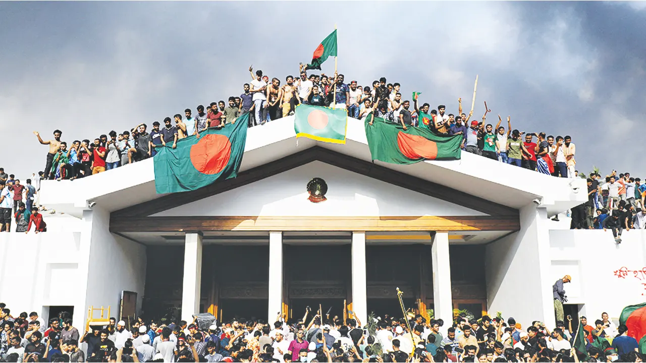 গণভবনে পতাকা উড়িয়ে উচ্ছ্বাস ছাত্র-জনতার। পুরোনো ছবি