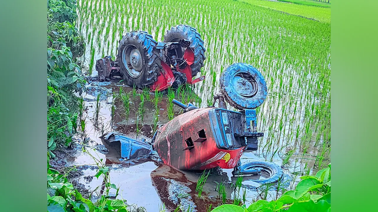ট্রেনের ধাক্কায় ট্রাক্টরটি দ্বিখণ্ডিত হয়ে পাশের ধানক্ষেতে ছিটকে পড়ে। ছবি : সংগৃহীত