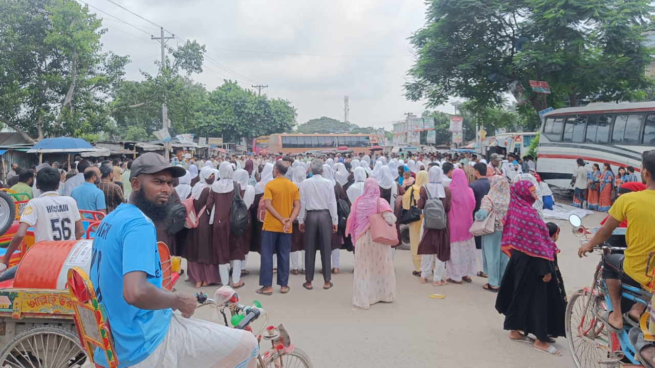 রবীন্দ্র বিশ্ববিদ্যালয়ের শিক্ষার্থীদের সড়ক অবরোধ। ছবি : কালবেলা