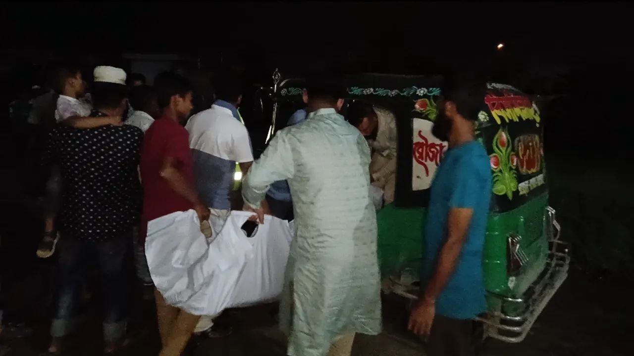 ব্রাহ্মণবাড়িয়ার বিজয়নগরে দুটি মোটরসাইকেল ও একটি সিএনজিচালিত অটোরিকশার ত্রিমুখী সংঘর্ষে নিহতদের লাশ স্বজনদের কাছে হস্তান্তর করা হয়। ছবি : কালবেলা