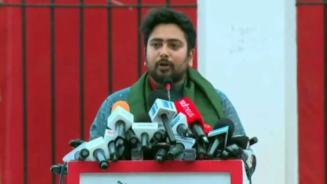 বক্তব্য রাখছেন এনসিপির আহ্বায়ক নাহিদ ইসলাম। ছবি : সংগৃহীত