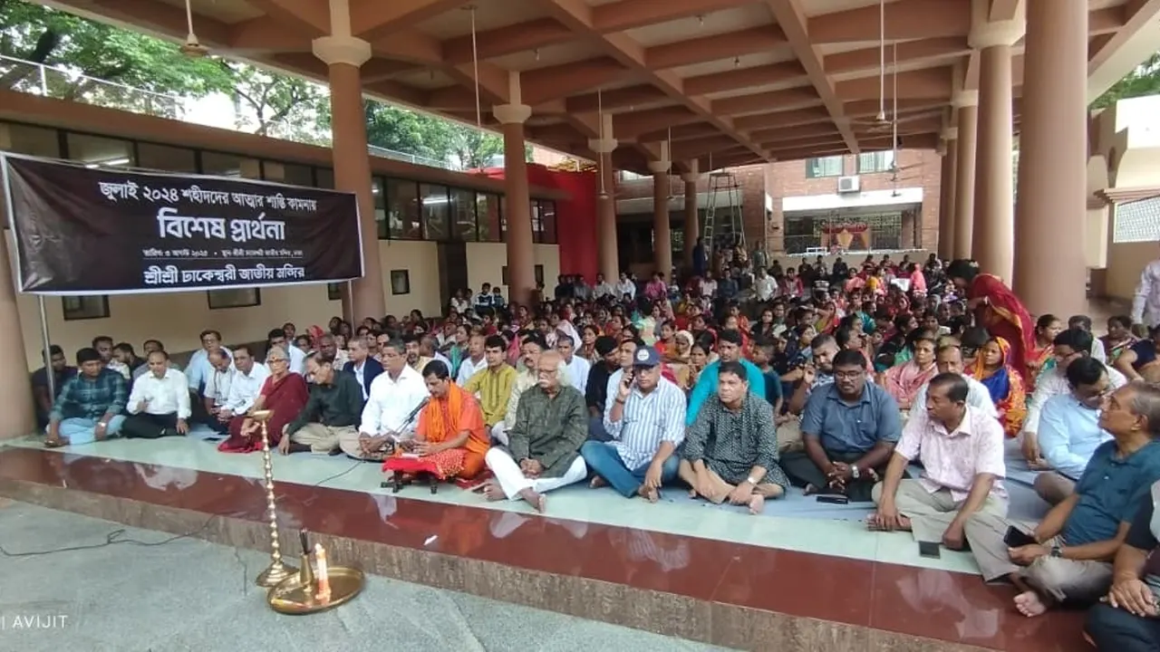 ঢাকেশ্বরী জাতীয় মন্দিরে মন্দির কমিটির উদ্যোগে জুলাই-আগস্ট শহীদদের আত্মার শান্তি কামনায় বিশেষ প্রার্থনা সভা অনুষ্ঠিত হয়েছে। ছবি : কালবেলা