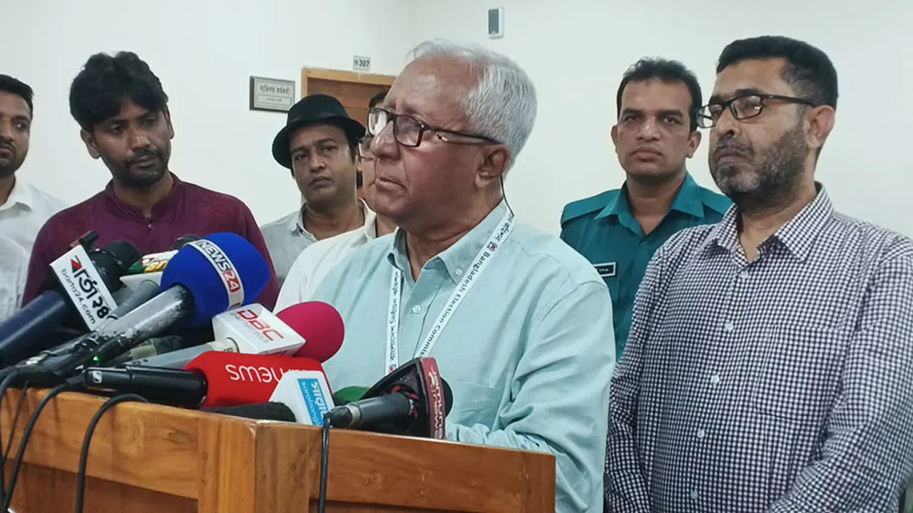 সাংবাদিকদের সঙ্গে কথা বলেছেন ইসি সিনিয়র সচিব আখতার আহমেদ। ছবি : সংগৃহীত
