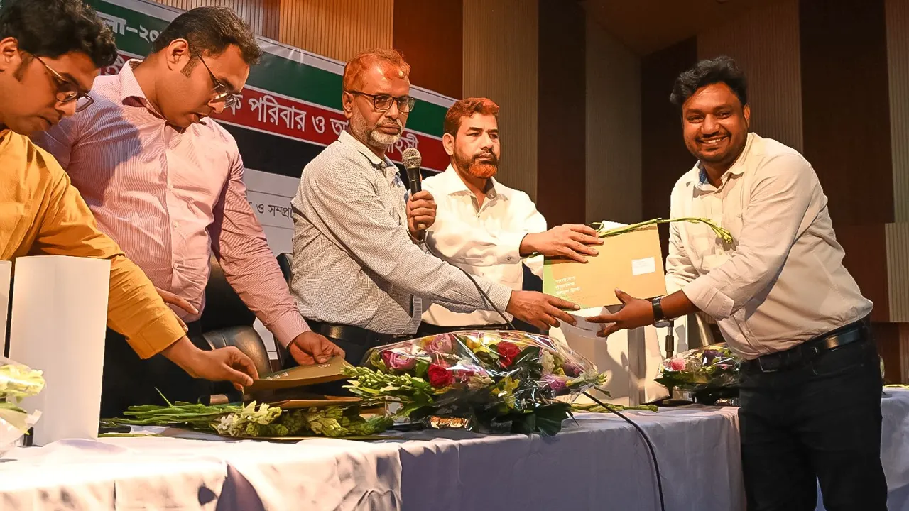 সম্মাননা নিচ্ছেন দৈনিক কালবেলার চট্টগ্রাম ব্যুরোর ফটোসাংবাদিক মোহাম্মদ সুমন। ছবি : কালবেলা