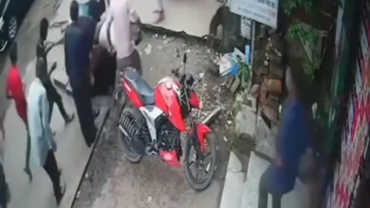 স্ল্যাব ভেঙে পড়ে ‍যাওয়ার একটি ভিডিও সামাজিক যোগাযোগমাধ্যমে ছড়িয়ে পড়েছে। ছবি : সংগৃহীত