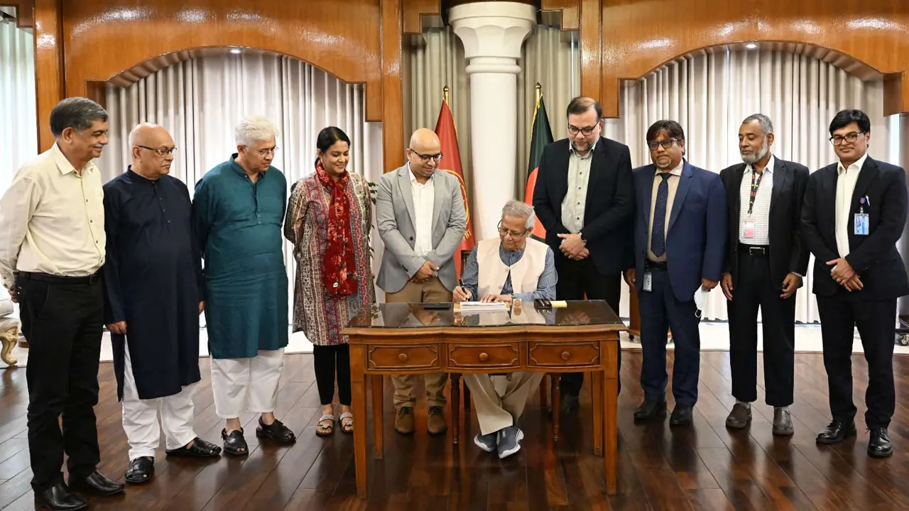 জুলাই গণঅভ্যুত্থান দিবস উপলক্ষে স্মারক ডাকটিকিট অবমুক্ত করলেন প্রধান উপদেষ্টা। ছবি : কালবেলা