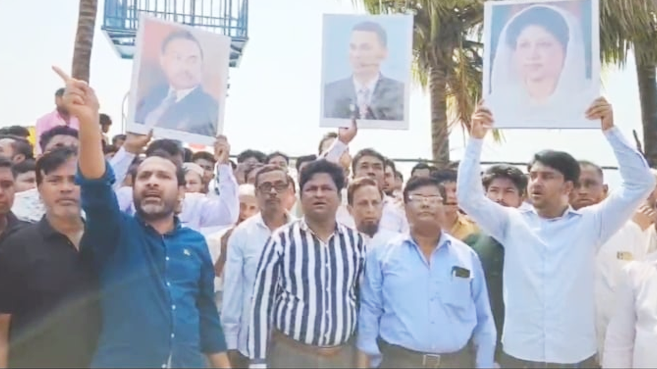 সী পার্ল হোটেলের সামনে বিএনপি নেতাকর্মীদের বিক্ষোভ। ছবি : কালবেলা