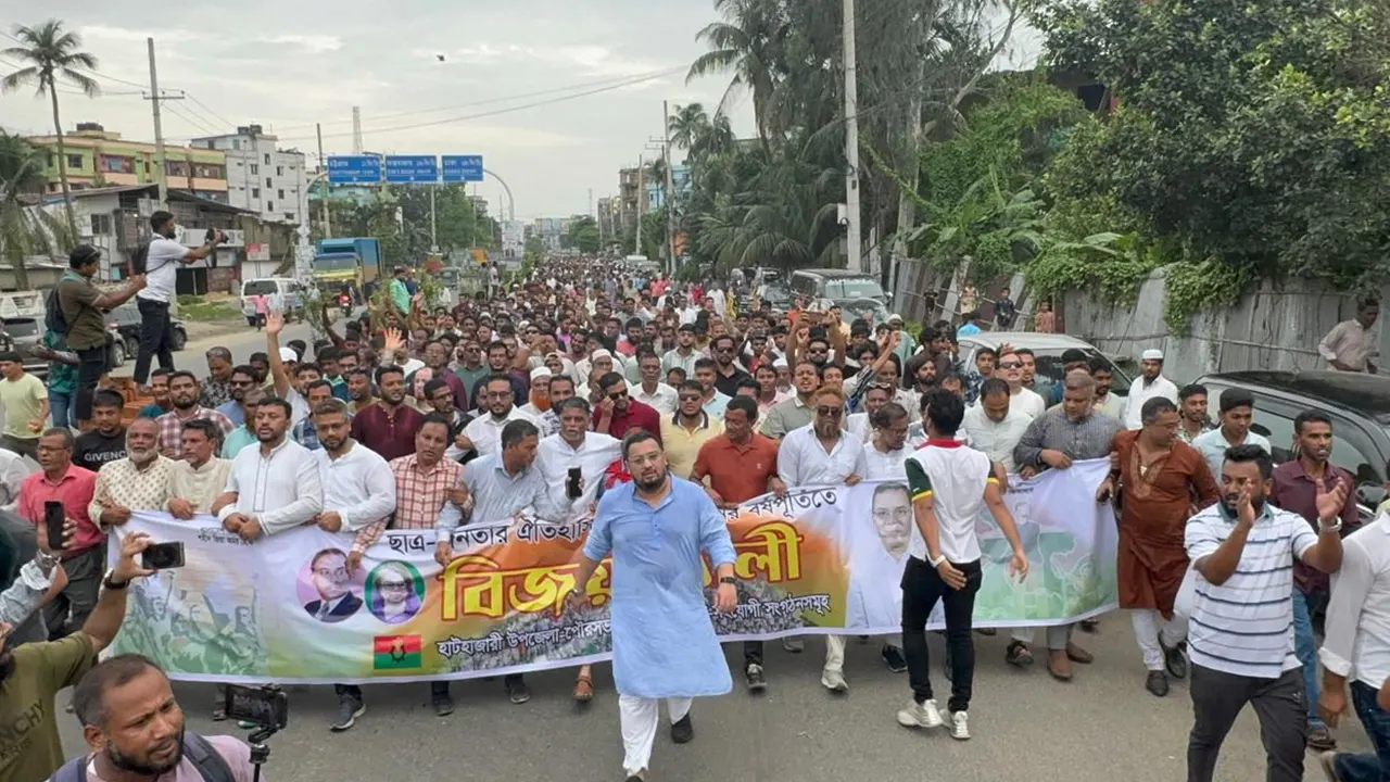 মীর হেলালের নেতৃত্বে হাটহাজারী সদর বাসস্টেশন চত্বরে উপজেলা ও পৌরসভা বিএনপি আয়োজিত বিশাল সমাবেশ। ছবি : কালবেলা