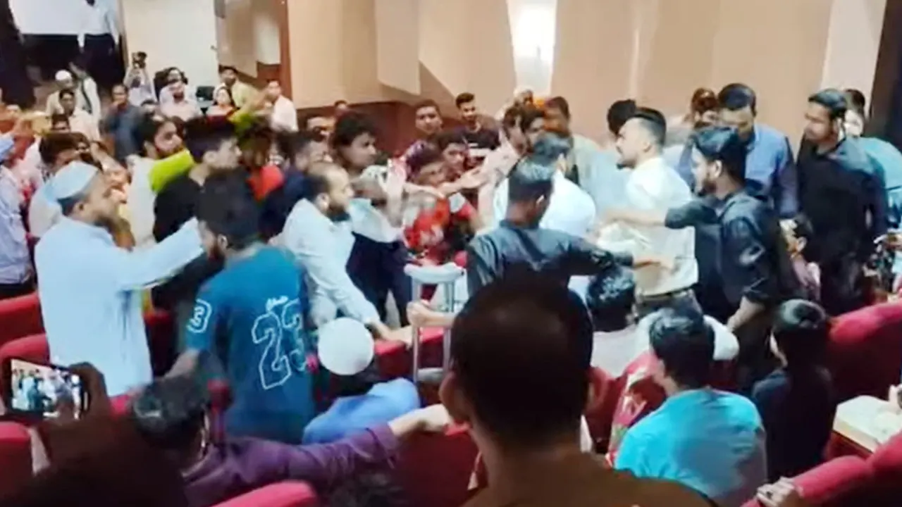 সিলেটে জেলা শিল্পকলা একাডেমির অডিটরিয়ামের অনুষ্ঠানে মারধরের ঘটনা ঘটে। ছবি : কালবেলা