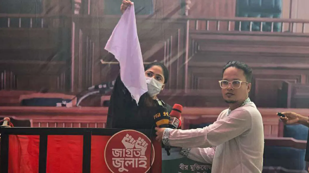জনতার আদালতে প্রকাশ্যে হাসিনার প্রতীকী ফাঁসি কার্যকর