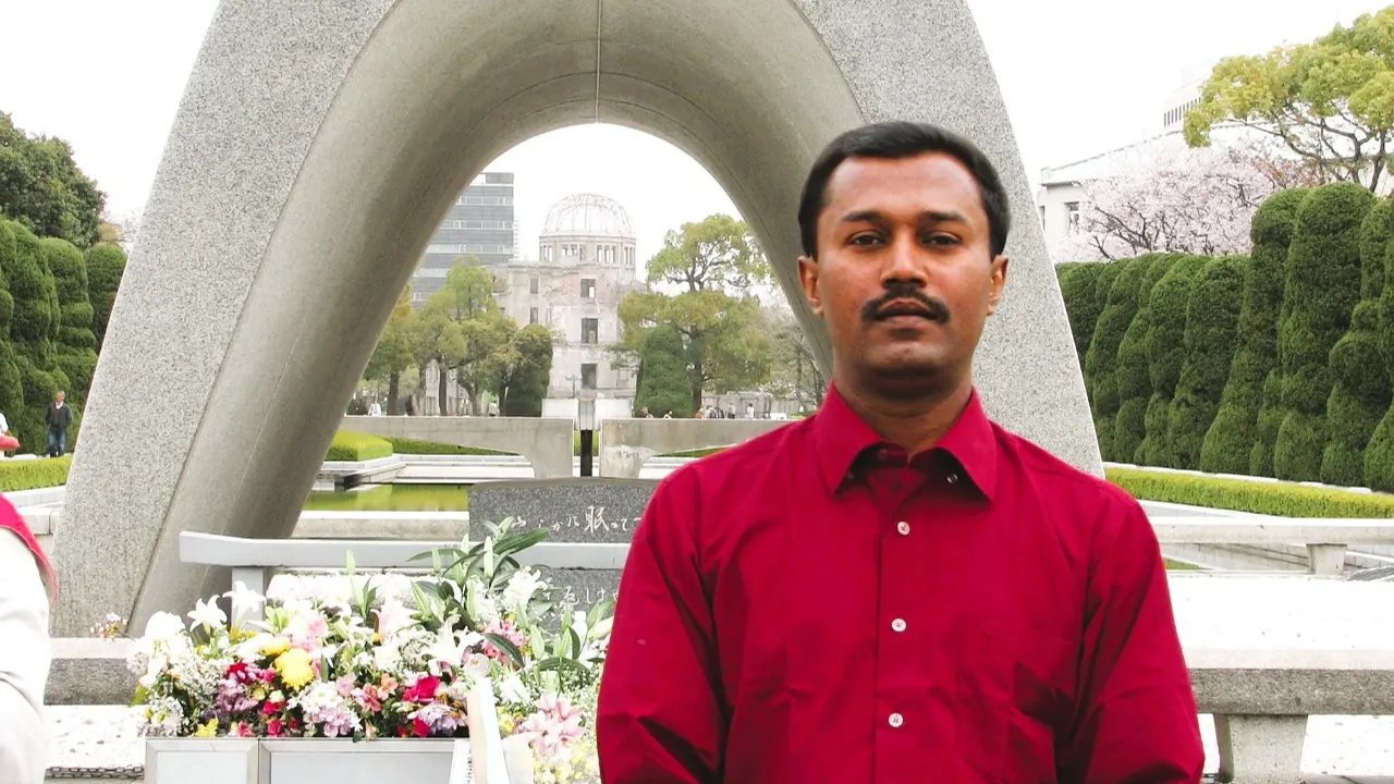 হিরোশিমা পিস মেমোরিয়াল পার্ক, শিখা অনির্বাণ জ্বলছে। হাইপোসেন্টার, যেখানে একটি শহরের সব ক্ষতচিহ্ন খুঁজে পাওয়া যায়। ছবি : সৌজন্য