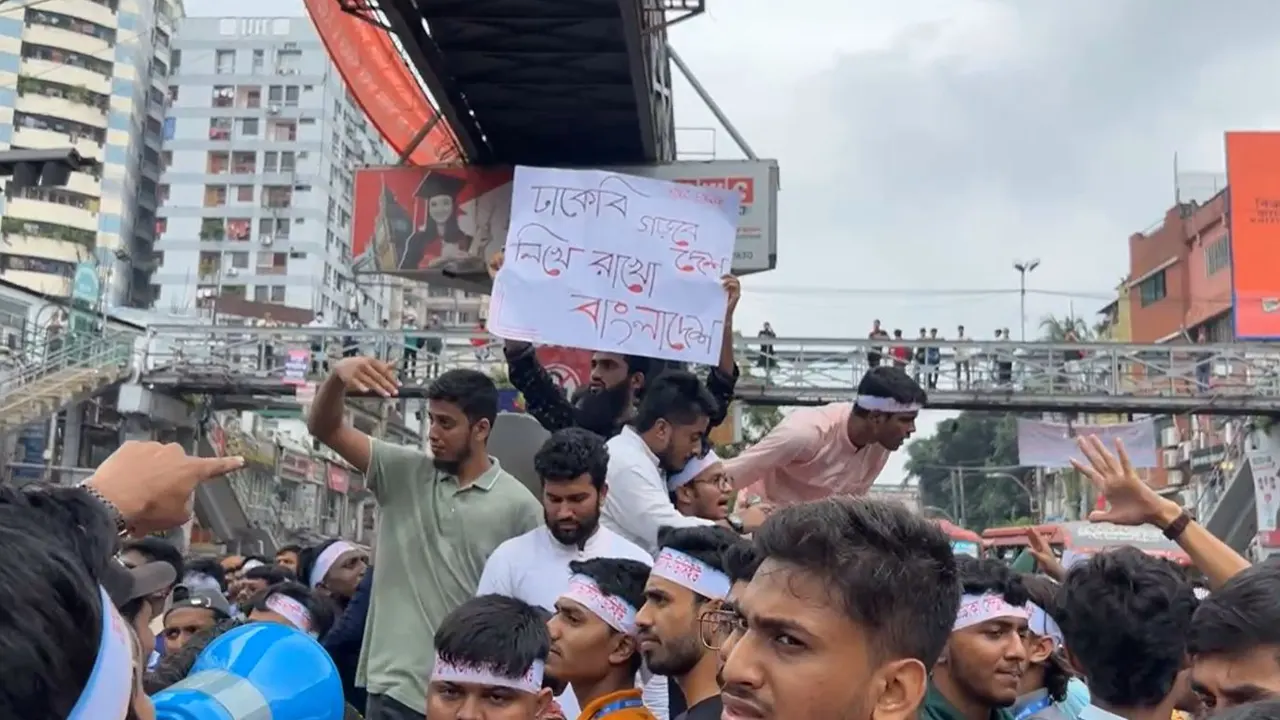 অধ্যাদেশের দাবিতে সায়েন্সল্যাবে বিক্ষোভ করছেন শিক্ষার্থীরা। ছবি : কালবেলা