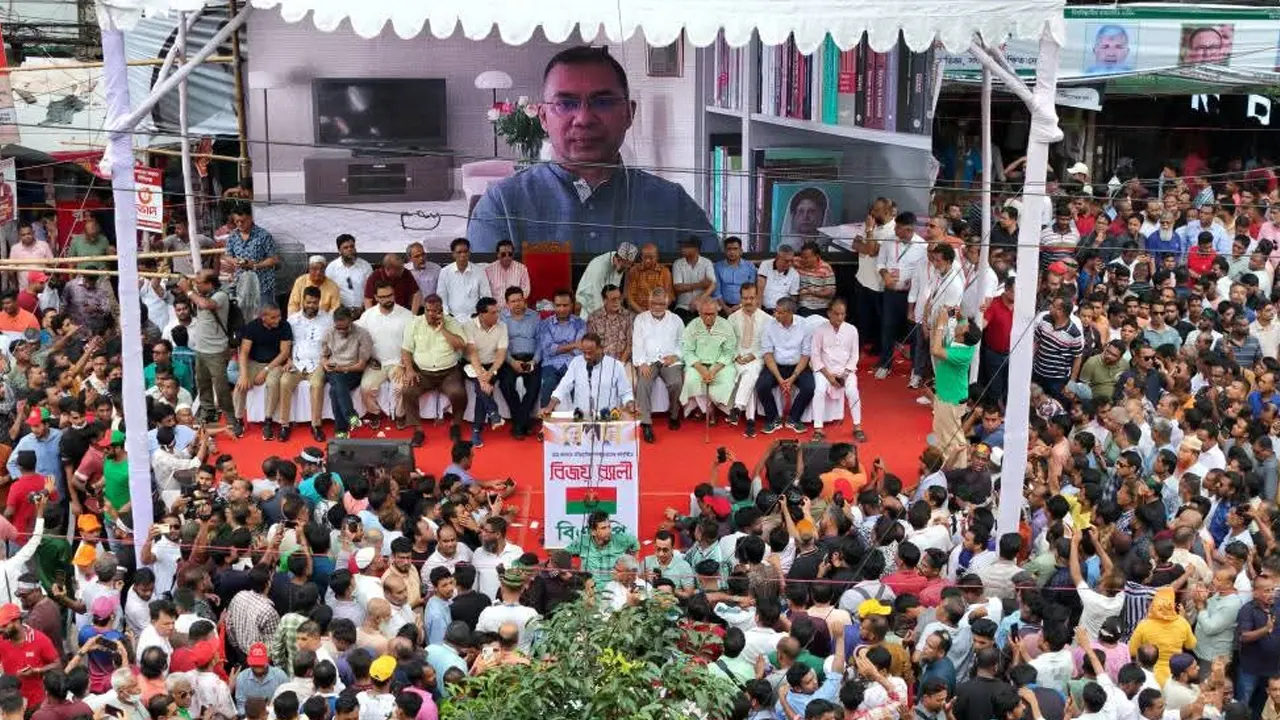 অনুষ্ঠানে ভার্চুয়ালি যুক্ত হন বিএনপির ভারপ্রাপ্ত চেয়ারম্যান তারেক রহমান। ছবি : কালবেলা