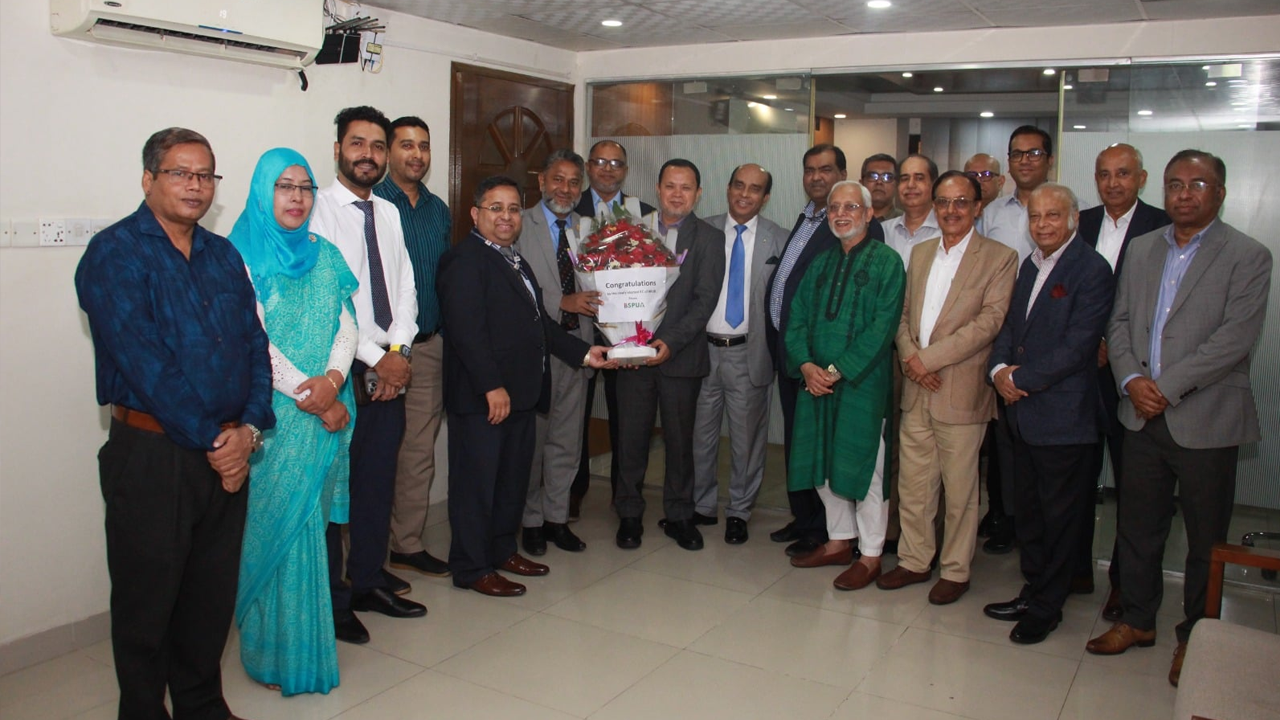 এপিইউবির নির্বাহী কমিটিকে ফুলেল শুভেচ্ছা জানানোর সময় অতিথিরা। ছবি : সংগৃহীত