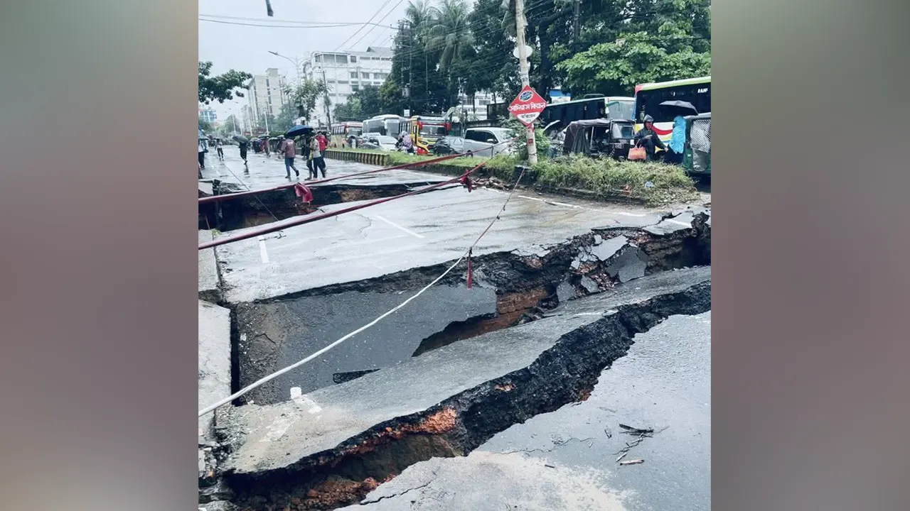 ভেঙে দুই ভাগ হয়ে গেছে চট্টগ্রামের বায়েজিদ বোস্তামী সড়কে স্টারশিপ গলির মুখে একটি সেতু। ছবি : কালবেলা
